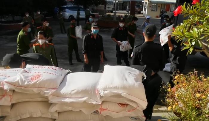 [Video] Túi Gạo Nghĩa Tình: Tặng 12 tấn gạo đến 2 huyện là Tân Trụ và Thủ Thừa