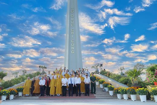 Lễ tưởng niệm liệt sĩ tại nghĩa trang tỉnh Long An nhân Tết nguyên đán Giáp Thìn 2024