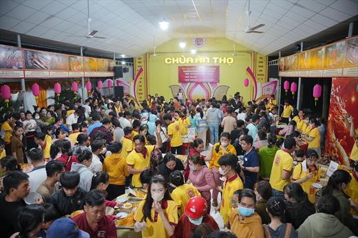 Video - Hàng ngàn người tham dự tiệc buffet bánh Tết Nguyên tiêu chùa Ân Thọ 2024