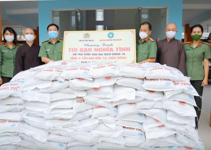 [Video] Túi Gạo Nghĩa Tình: Tặng 15 tấn gạo đến 3 huyện: Thạnh Hóa, Tân Thạnh và TX Kiến Tường