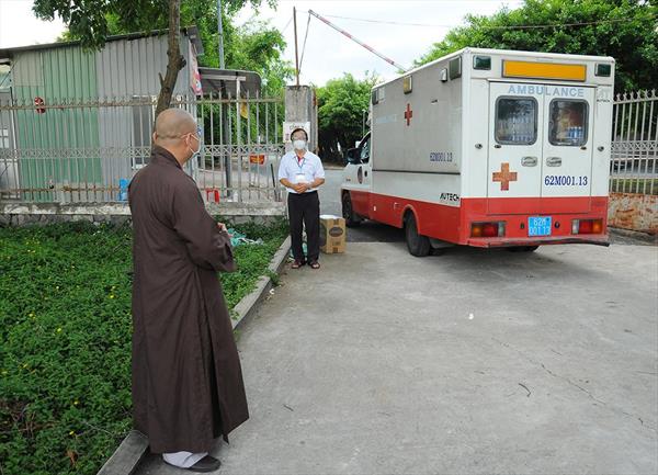 Ban Trị sự GHPGVN huyện Thạnh hóa và Chùa Ân Thọ tiếp tế đến Bệnh viện đa khoa Long An