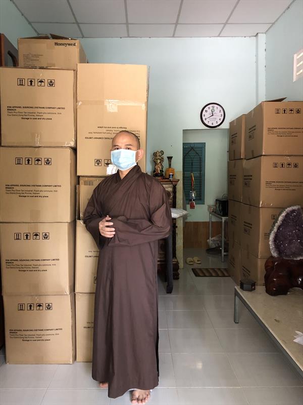 Chương trình 1.000 bộ đồ bảo hộ cấp 4 và khẩu trang N95 cao cấp dành cho y bác sĩ điều trị F0: Tặng đến bệnh viện dã chiến tại huyện Tân Thạnh và Thạnh Hóa
