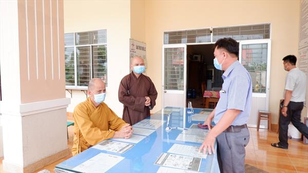 Đoàn Phật giáo tặng quà cho người dân bị cách ly tại gia đình ở huyện Tân Thạnh