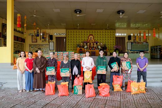 NHÓM BẠN PHÂN BÓN LONG AN TẶNG QUÀ TỪ THIỆN TẠI CHÙA ÂN THỌ