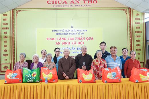 TIẾP NỐI HÀNH TRÌNH YÊU THƯƠNG: TRAO 163 PHẦN QUÀ ĐẾN BÀ CON TẠI CHÙA ÂN THỌ