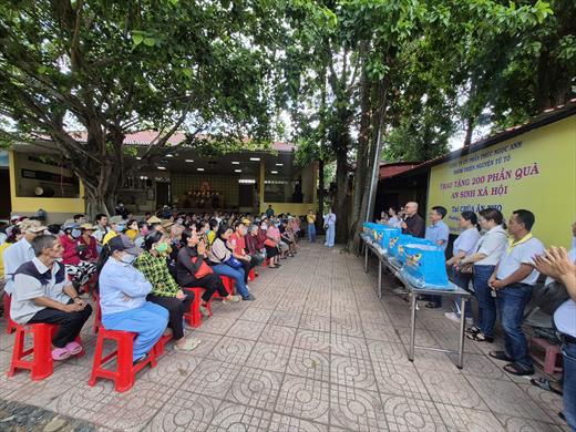 TRAO 200 PHẦN QUÀ YÊU THƯƠNG ĐẾN BÀ CON TẠI CHÙA ÂN THỌ