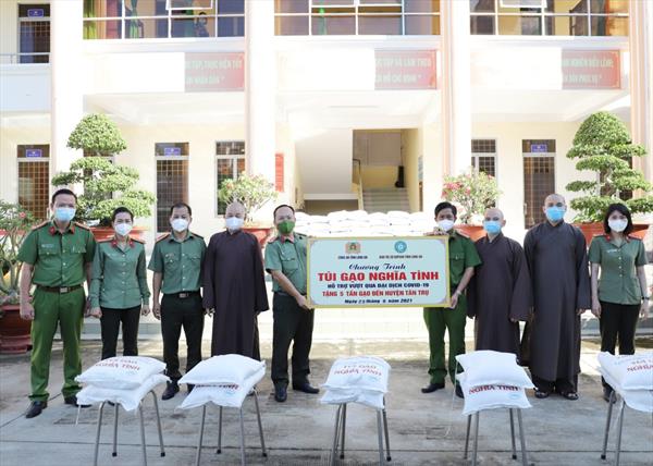 Túi Gạo Nghĩa Tình: Tặng 12 tấn gạo đến huyện Tân Trụ và Thủ Thừa