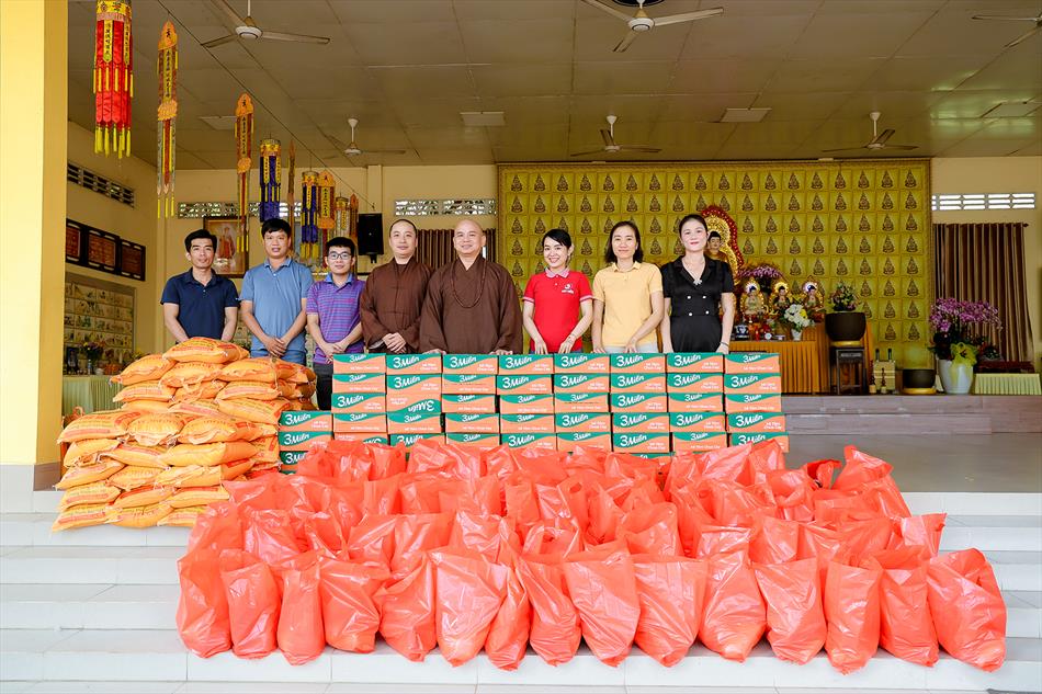 NHÓM BẠN PHÂN BÓN LONG AN TẶNG QUÀ TỪ THIỆN TẠI CHÙA ÂN THỌ