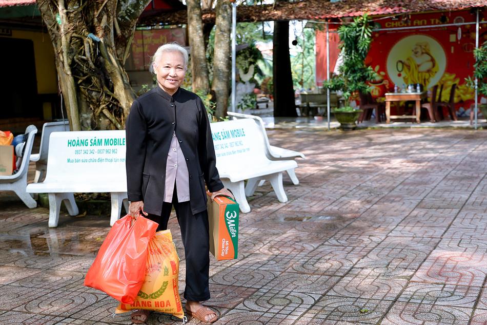 NHÓM BẠN PHÂN BÓN LONG AN TẶNG QUÀ TỪ THIỆN TẠI CHÙA ÂN THỌ