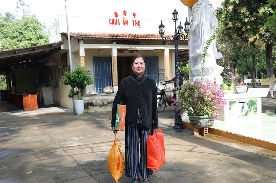 NHÓM BẠN PHÂN BÓN LONG AN TẶNG QUÀ TỪ THIỆN TẠI CHÙA ÂN THỌ