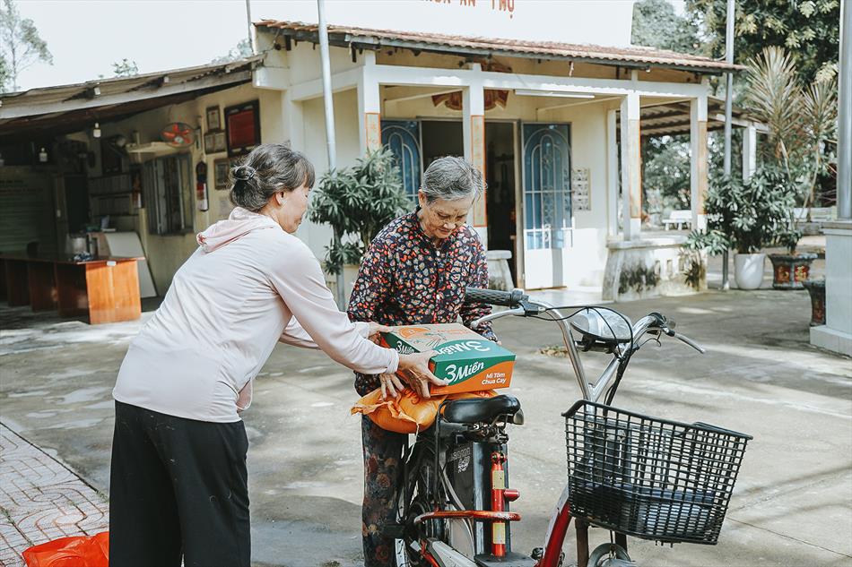 NHÓM BẠN PHÂN BÓN LONG AN TẶNG QUÀ TỪ THIỆN TẠI CHÙA ÂN THỌ