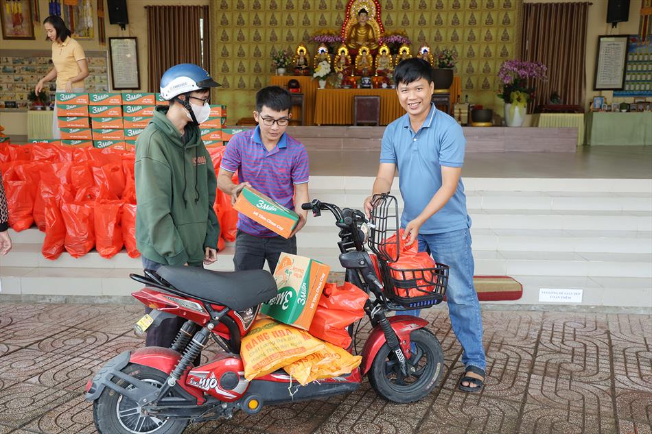 NHÓM BẠN PHÂN BÓN LONG AN TẶNG QUÀ TỪ THIỆN TẠI CHÙA ÂN THỌ