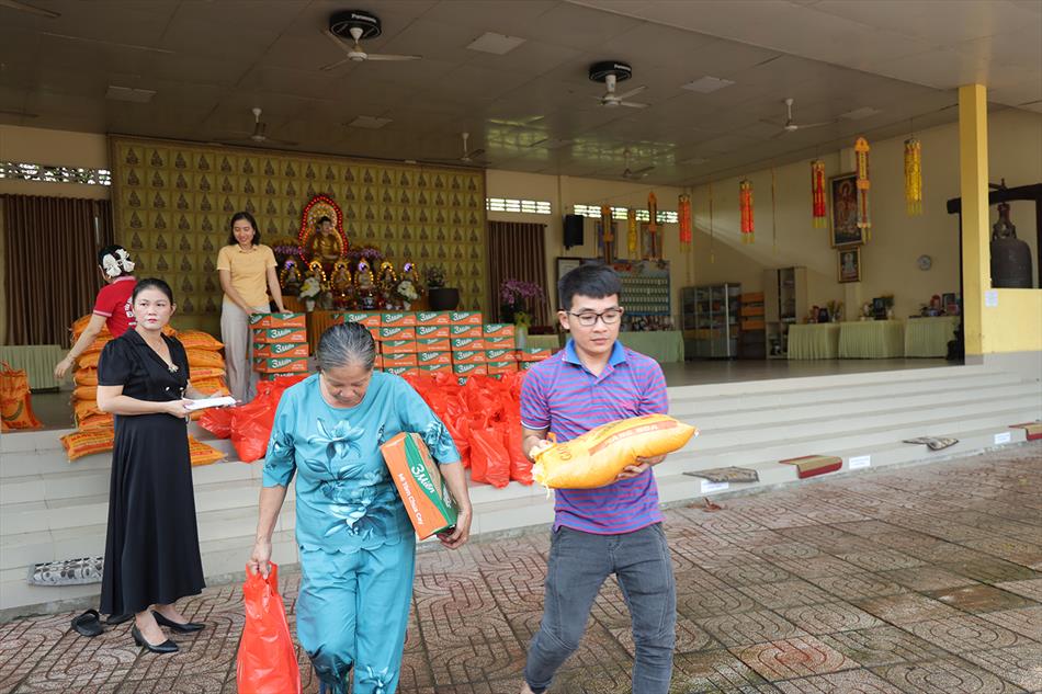 NHÓM BẠN PHÂN BÓN LONG AN TẶNG QUÀ TỪ THIỆN TẠI CHÙA ÂN THỌ