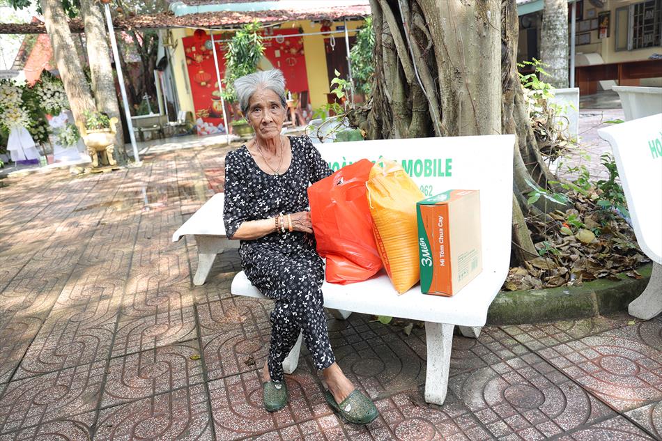 NHÓM BẠN PHÂN BÓN LONG AN TẶNG QUÀ TỪ THIỆN TẠI CHÙA ÂN THỌ