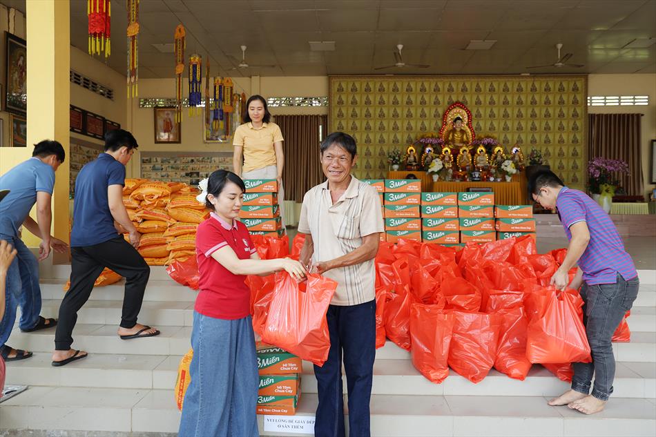 NHÓM BẠN PHÂN BÓN LONG AN TẶNG QUÀ TỪ THIỆN TẠI CHÙA ÂN THỌ