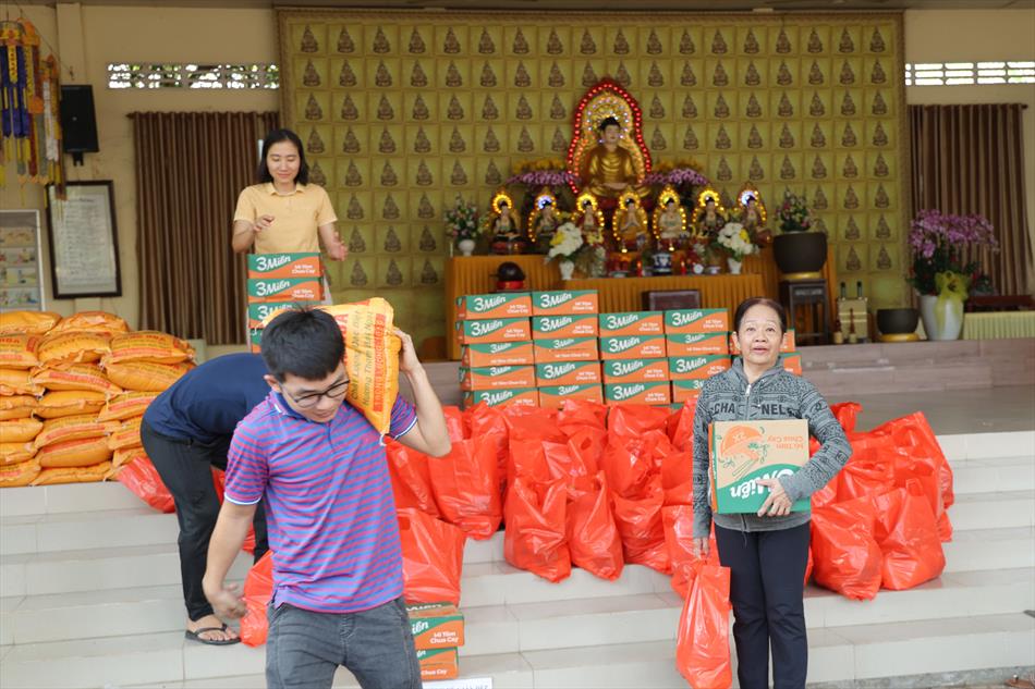 NHÓM BẠN PHÂN BÓN LONG AN TẶNG QUÀ TỪ THIỆN TẠI CHÙA ÂN THỌ