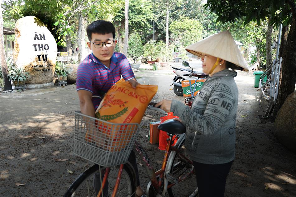 NHÓM BẠN PHÂN BÓN LONG AN TẶNG QUÀ TỪ THIỆN TẠI CHÙA ÂN THỌ