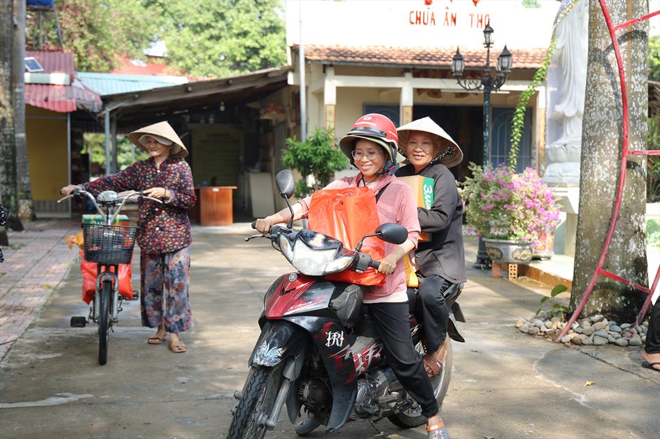 NHÓM BẠN PHÂN BÓN LONG AN TẶNG QUÀ TỪ THIỆN TẠI CHÙA ÂN THỌ