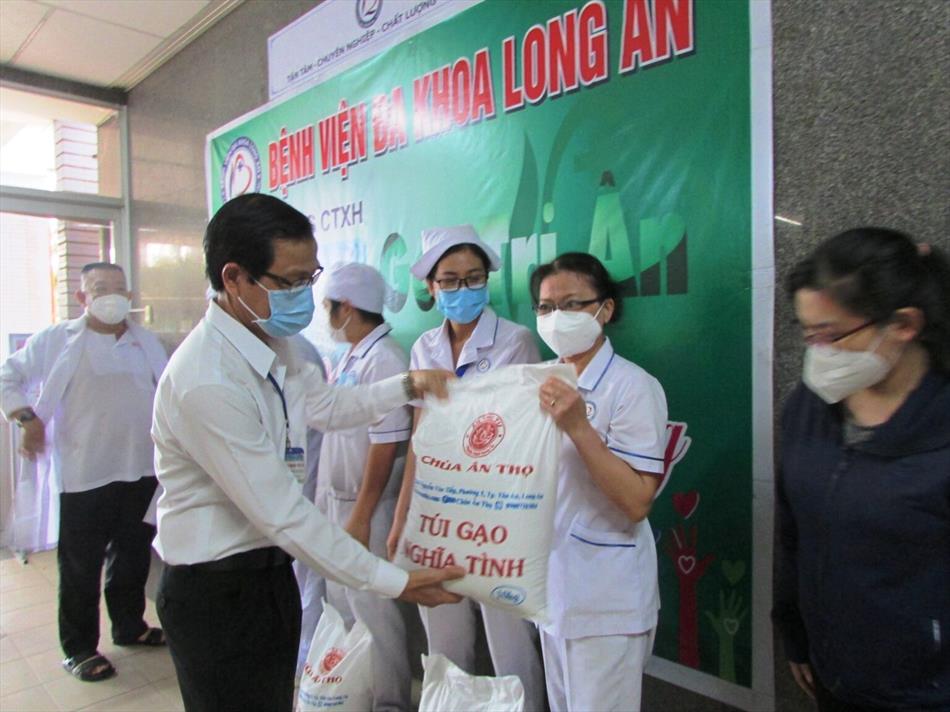 Tặng 50 “túi gạo nghĩa tình” đến y bác sĩ tiêu biểu của Bệnh Viện đa khoa Long An