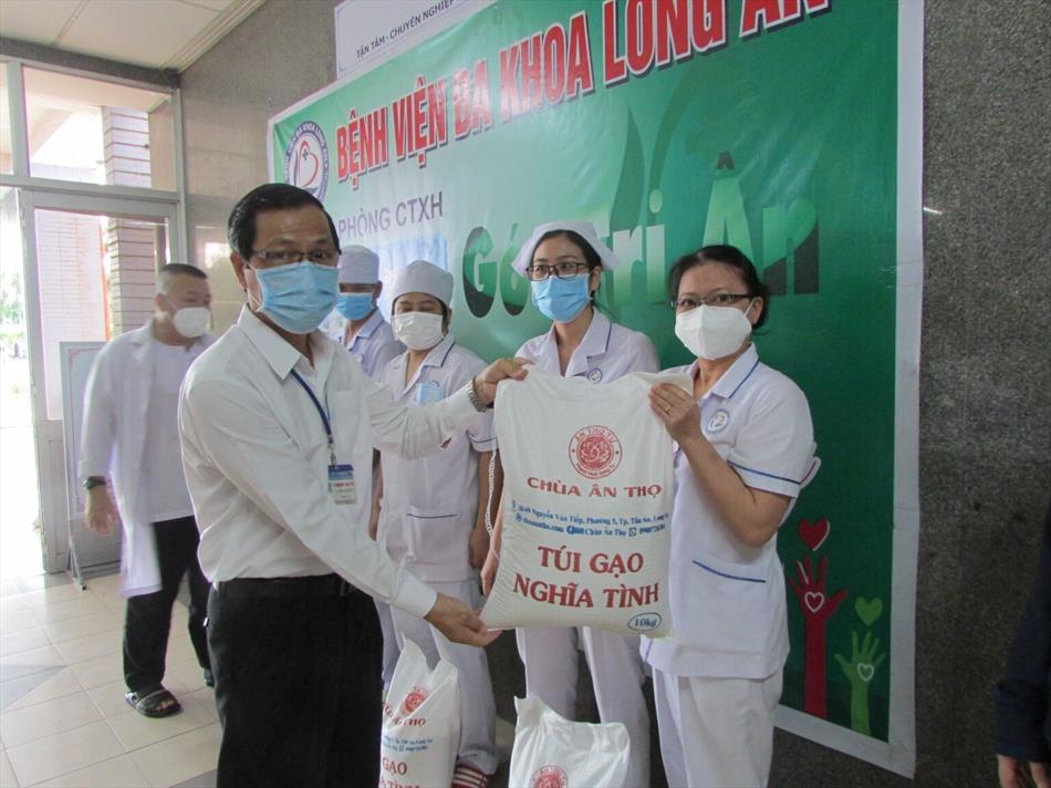 Tặng 50 “túi gạo nghĩa tình” đến y bác sĩ tiêu biểu của Bệnh Viện đa khoa Long An