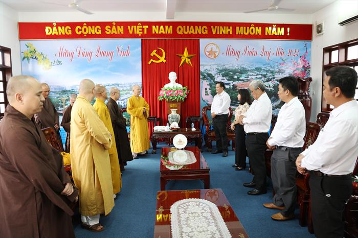 Ban Thường trực Ban Trị sự Phật giáo tỉnh chúc Tết lãnh đạo chính quyền Thành phố Tân An