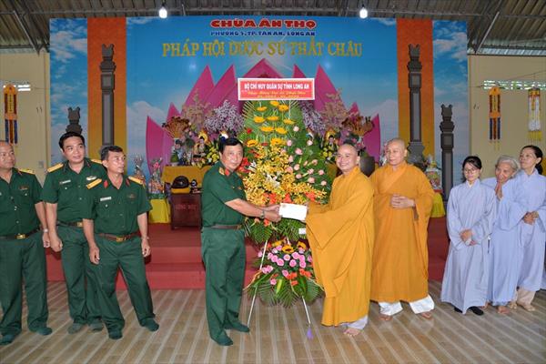 Ban Chỉ Huy Quân Sự Tỉnh Long An đến chúc mừng Phật Đản