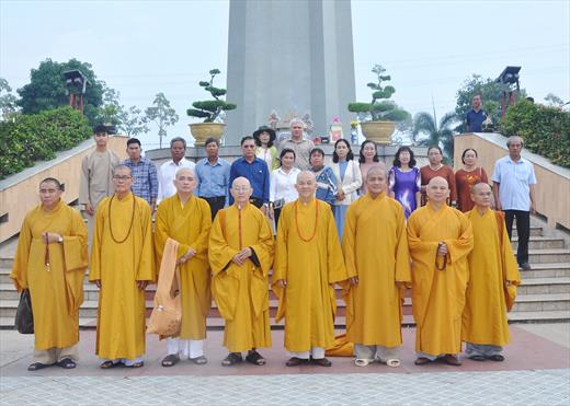 BAN THƯỜNG TRỰC BAN TRỊ SỰ GHPGVN TỈNH LONG AN VIẾNG NGHĨA TRANG LIỆT SĨ TỈNH NHÂN DỊP LỄ PHẬT ĐẢN BAN THƯỜNG TRỰC BAN TRỊ SỰ GHPGVN TỈNH LONG AN VIẾNG NGHĨA TRANG LIỆT SĨ TỈNH NHÂN DỊP LỄ PHẬT ĐẢN
