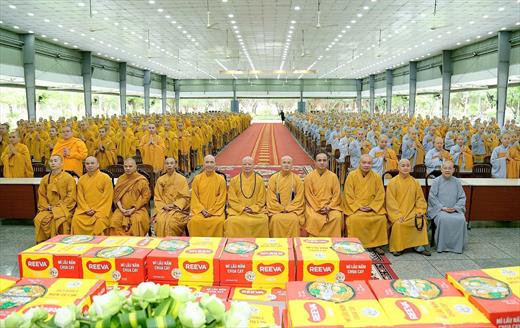 Ban Trị sự GHPGVN TP.HCM thăm và cúng dường trường hạ Học viện Phật giáo Việt Nam