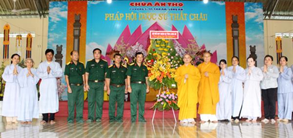 Bộ CHQS tỉnh Long An thăm, tặng quà Chùa Ân Thọ nhân dịp Đại lễ Phật Đản