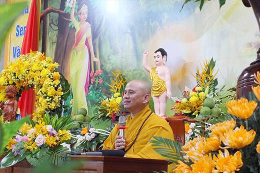Đại đức Thích Lệ Ngôn thuyết giảng tại lễ đài Phật đản của Ban Trị sự Phật giáo tỉnh Long An