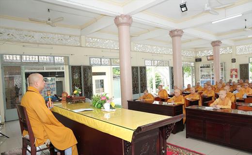 Đại đức Thích Lệ Ngôn thuyết giảng tại trường hạ tịnh xá Ngọc Tâm