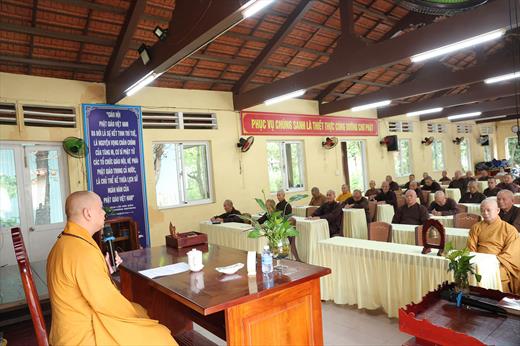 Đại đức Thích Lệ Ngôn thuyết giảng tại trường hạ tổ đình Tôn Thạnh