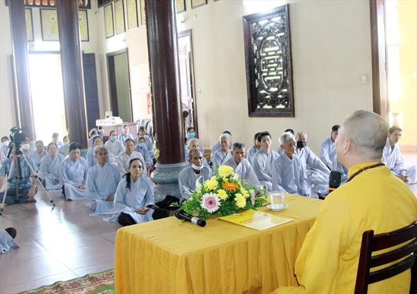 Đại đức Thích Lệ Ngôn thuyết giảng trong khóa tu Bát quan trai tại tổ đình Kim Cang