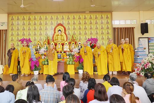 Đoàn thập tự chùa Giác Ngộ với số lượng đông ghé thăm Chùa Ân Thọ trong hành trình đầu Xuân