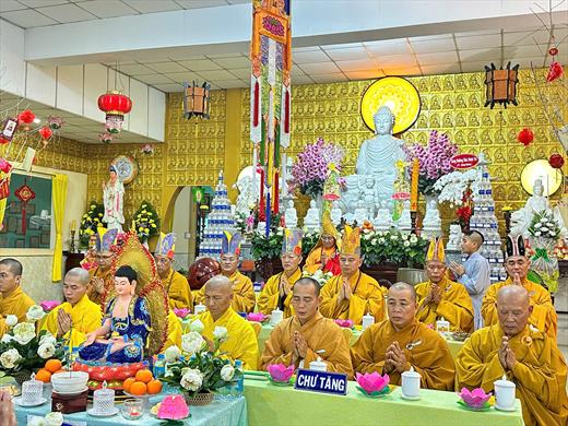 Đức Hòa: Đạo tràng Cát Tường trang nghiêm tổ chức đàn Dược Sư thất châu, khai giảng khóa tu An Lạc và trao 100 phần quà từ thiện