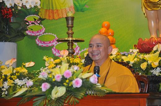 Đại đức Thích Lệ Ngôn thuyết giảng tại lễ đài Phật đản huyện Đức Hòa
