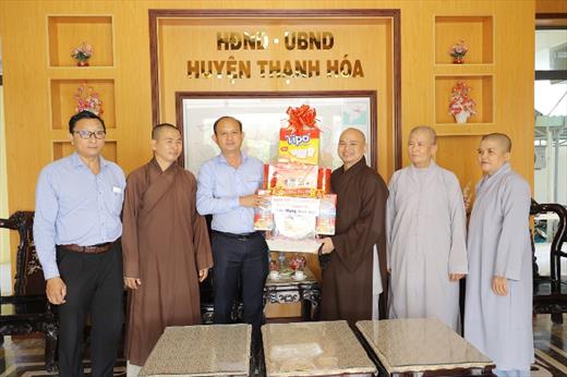 Giáo hội Phật giáo huyện Thạnh Hóa chúc Tết lãnh đạo huyện