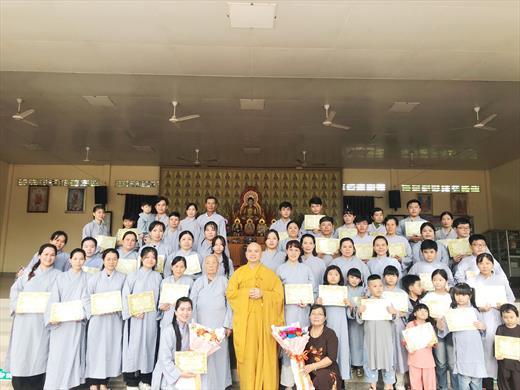 Đại gia đình với 34 vị trong lễ quy y Tam Bảo dịp Rằm tháng 10 tại chùa Ân Thọ