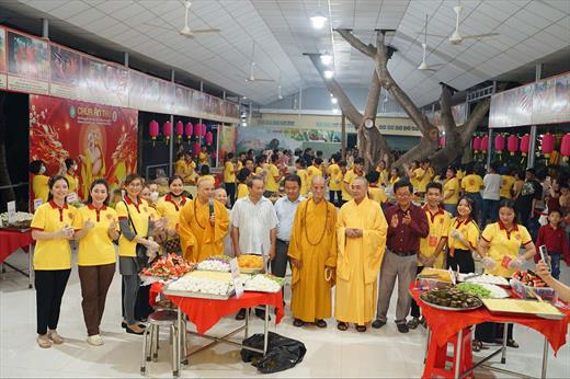 Hàng ngàn người tham dự tiệc buffet bánh Tết Nguyên tiêu chùa Ân Thọ 2024