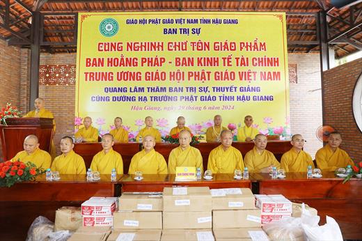 Hậu Giang: Ban Hoằng pháp Trung ương và Ban Kinh tế Tài chính Trung ương thăm, cúng dường trường hạ trong tỉnh