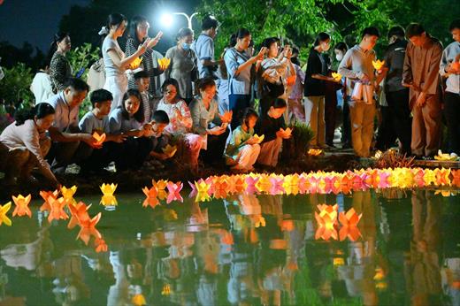 Khoảnh khắc hoa đăng cầu an đầu năm tại chùa Ân Thọ 2026