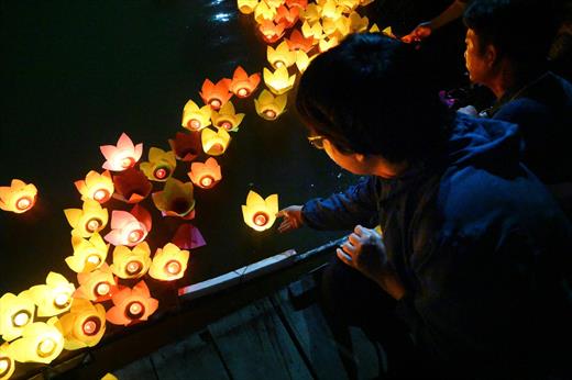 Khoảnh khắc hoa đăng cầu an đầu năm tại chùa Ân Thọ 2026