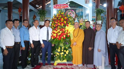 Lãnh đạo tỉnh chúc mừng Đại lễ Phật Đản tại huyện Thạnh Hóa