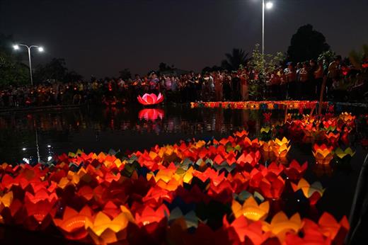  LONG AN TV - Video - Hàng nghìn người dân thả đèn hoa đăng cầu an dịp Tết Nguyên Tiêu 