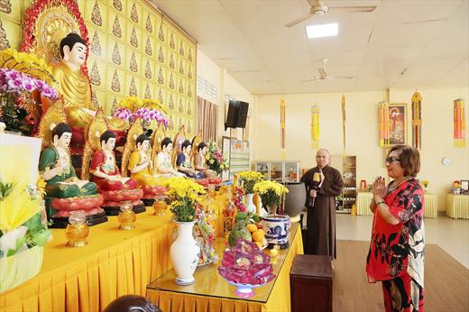 Nghệ sĩ Nhân dân Lệ Thuỷ trở về dâng hương tại chùa Ân Thọ