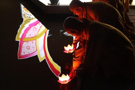 Nghi thức tâm linnh, thả đèn hoa đăng và tắm Phật trong khóa tu tuổi trẻ mùa Phật đản 2023