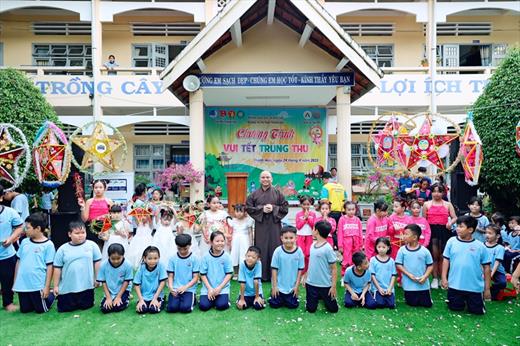 Tưng bừng Trung Thu với 820 học sinh Trường tiểu học thị trấn Thạnh Hóa