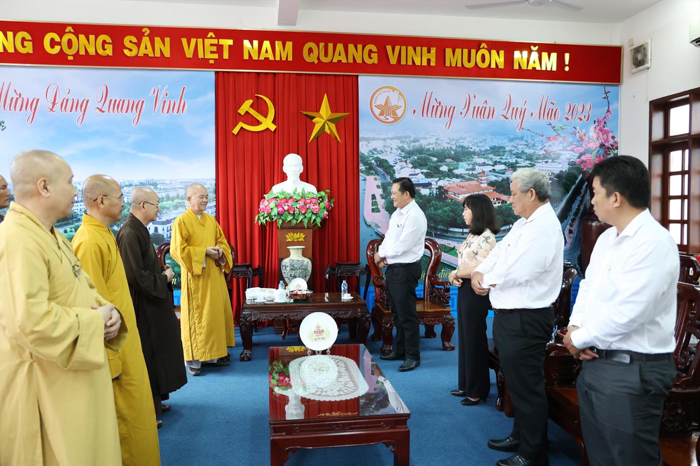 Ban Thường trực Ban Trị sự Phật giáo tỉnh chúc Tết lãnh đạo chính quyền Thành phố Tân An