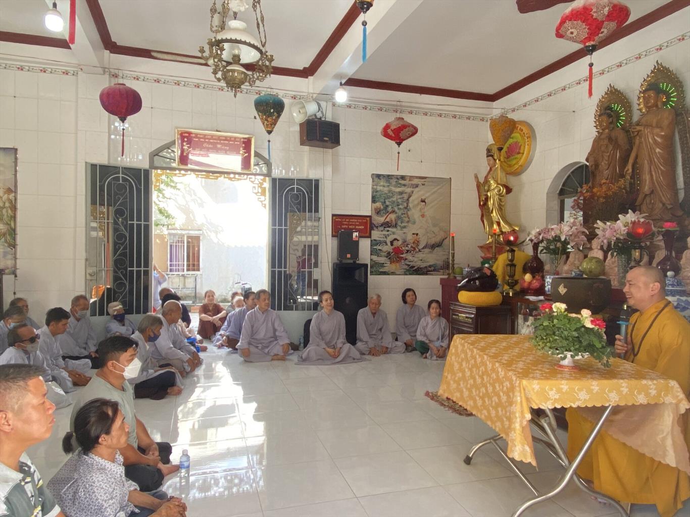 Đại đức Thích Lệ Ngôn thuyết giảng khoá tu dành cho người kém may mắn tại chùa Quan Âm (huyện Đức Hoà)