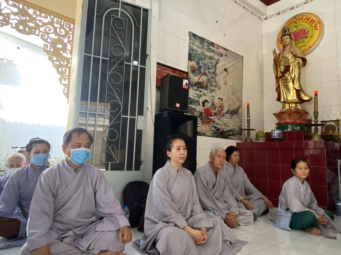 Đại đức Thích Lệ Ngôn thuyết giảng khoá tu dành cho người kém may mắn tại chùa Quan Âm (huyện Đức Hoà)